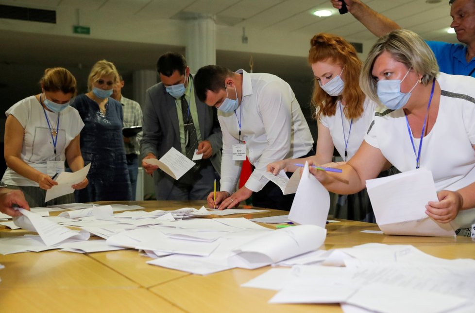 Sčítání hlasů u voleb v Bělorusku (9. 8. 2020)