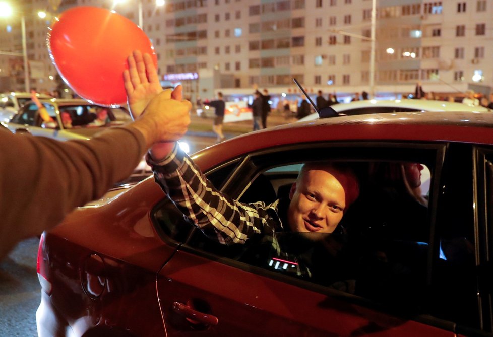 Běloruské úřady propustily vězně, které policie tento týden zadržela při protestech proti falšování výsledků nedělních prezidentských voleb. (14. 8. 2020)