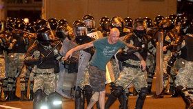 Odpůrci oficiálních výsledků voleb se v Bělorusku střetli s policií. (9. 8. 2020)