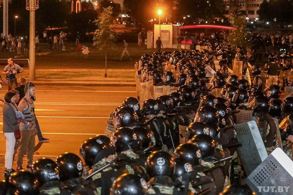 Odpůrci oficiálních výsledků voleb se v Bělorusku střetli s policií (9. 8. 2020)