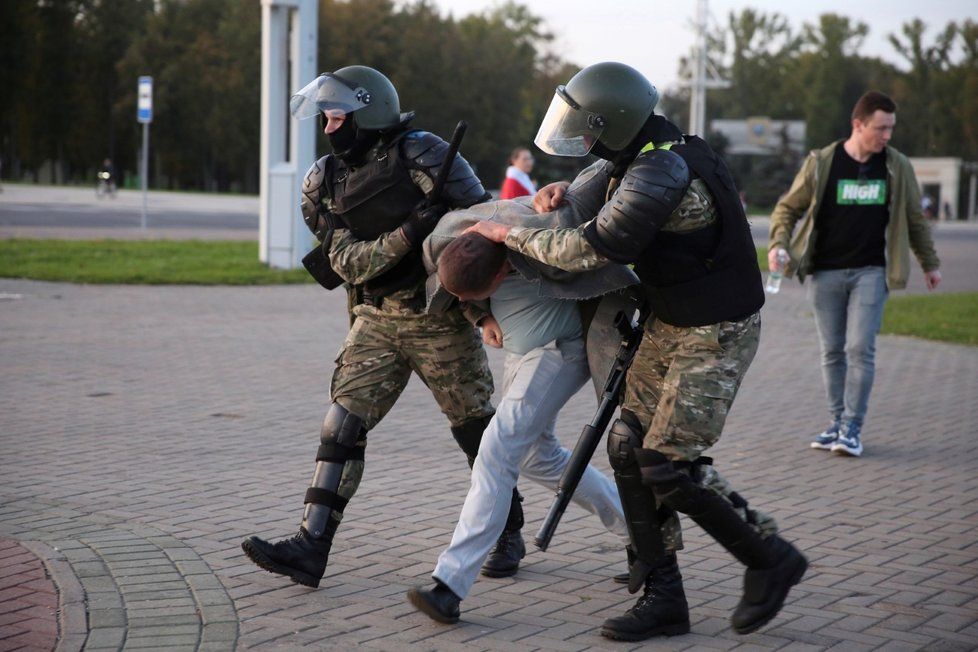 Policie znovu tvrdě zasáhla proti demonstrantům v Bělorusku.