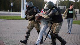 Policie znovu tvrdě zasáhla roti demonstrantům v Bělorusku.