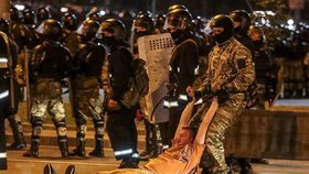 Policie tvrdě zasáhla proti demonstrantům v Minsku.