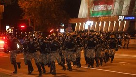 Policie tvrdě zasáhla proti demonstrantům v Minsku.