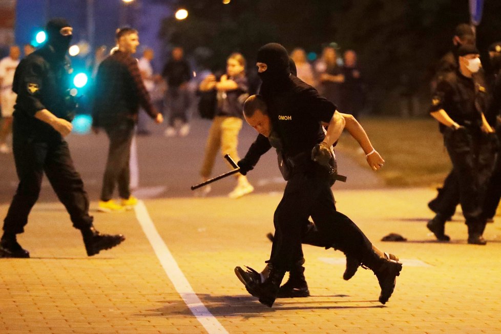 Při demonstracích v Bělorusku zemřel nejméně jeden člověk, další desítky utrpěly zranění.