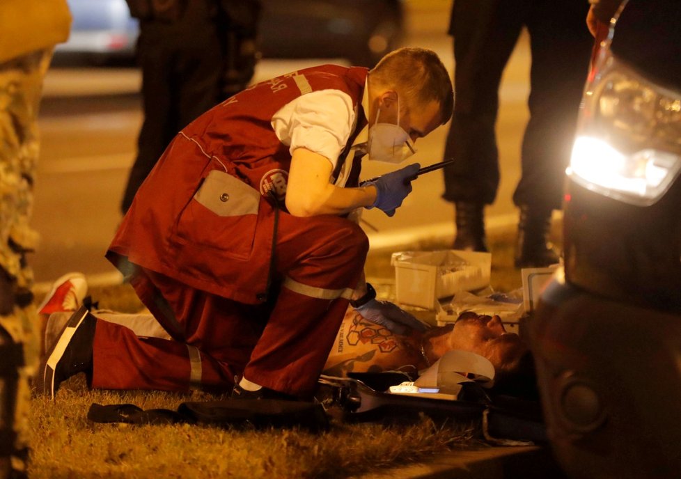 Při demonstracích v Bělorusku zemřel nejméně jeden člověk, další desítky utrpěly zranění.