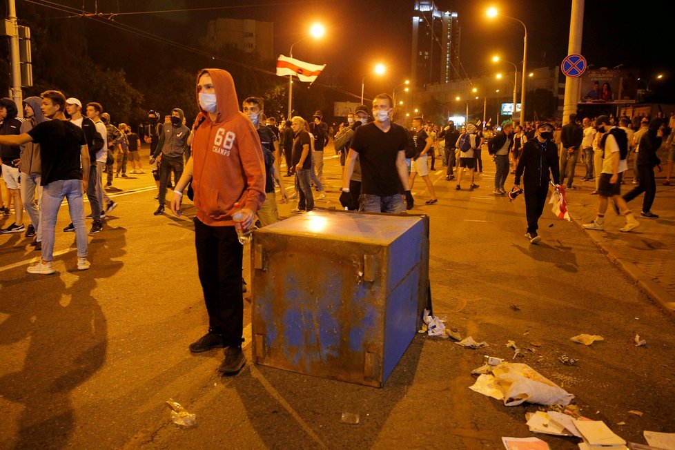 Při demonstracích v Bělorusku zemřel nejméně jeden člověk, další desítky utrpěly zranění.