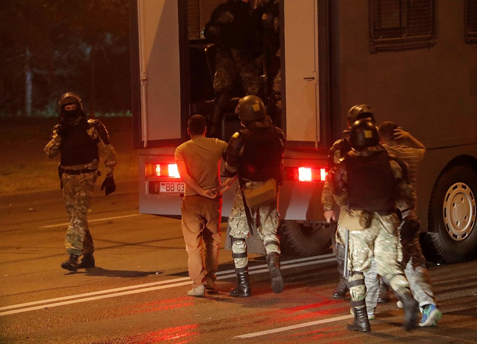 Při demonstracích v Bělorusku zemřel nejméně jeden člověk, další desítky utrpěly zranění.