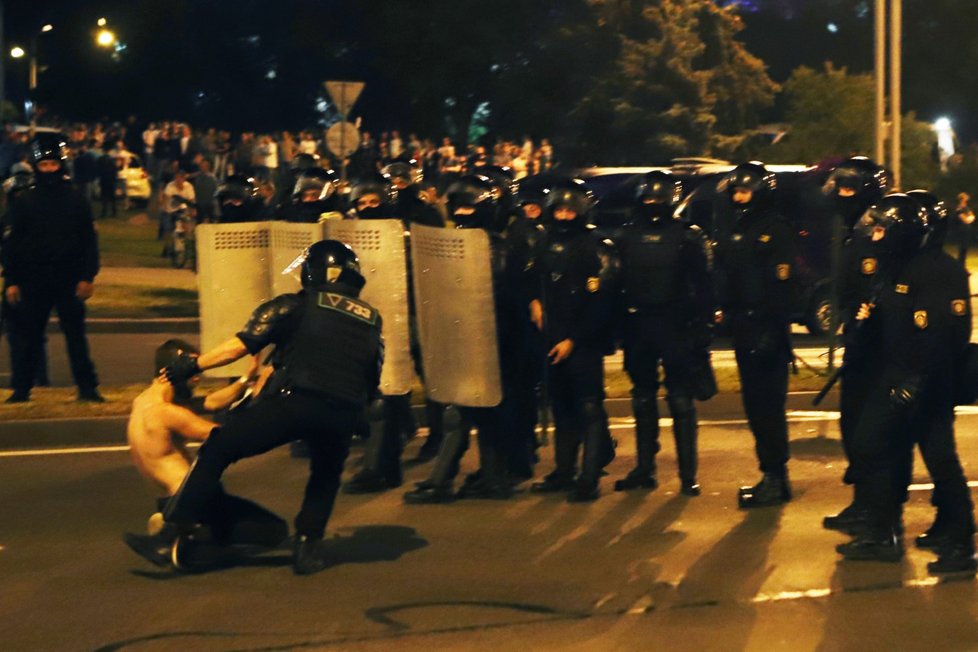 Při demonstracích v Bělorusku zemřel nejméně jeden člověk, další desítky utrpěly zranění.