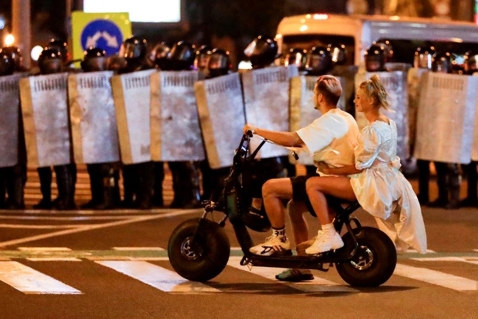 Při demonstracích v Bělorusku zemřel nejméně jeden člověk, další desítky utrpěly zranění.