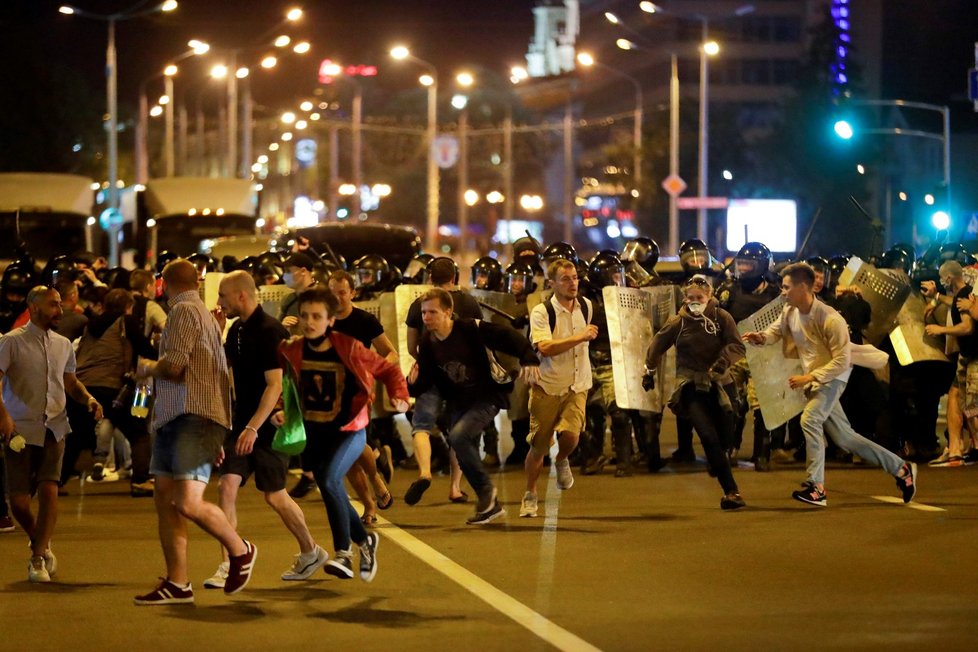 Při demonstracích v Bělorusku zemřel nejméně jeden člověk, další desítky utrpěly zranění.