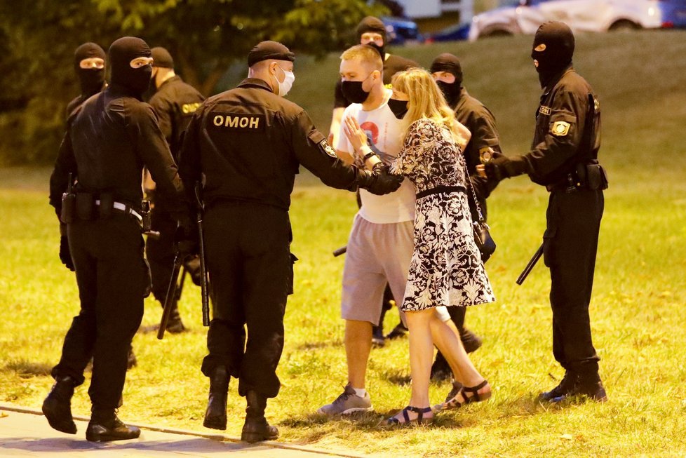 Při demonstracích v Bělorusku zemřel nejméně jeden člověk, další desítky utrpěly zranění.