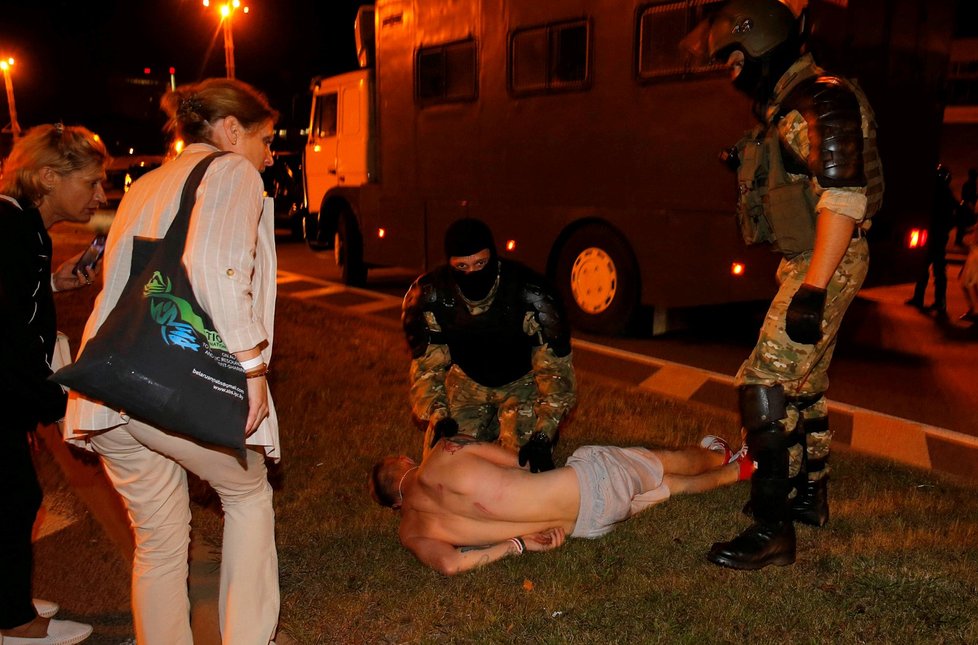 Při demonstracích v Bělorusku zemřel nejméně jeden člověk, další desítky utrpěly zranění.