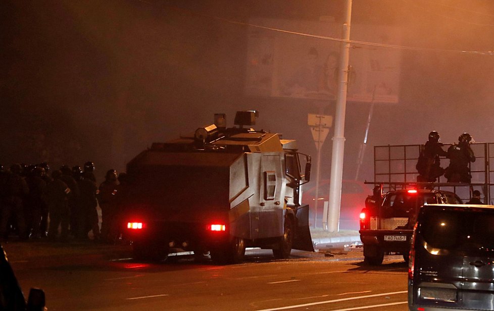 Při demonstracích v Bělorusku zemřel nejméně jeden člověk, další desítky utrpěly zranění.