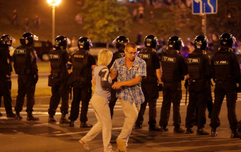 Policie tvrdě zasáhla proti demonstrantům v Minsku.