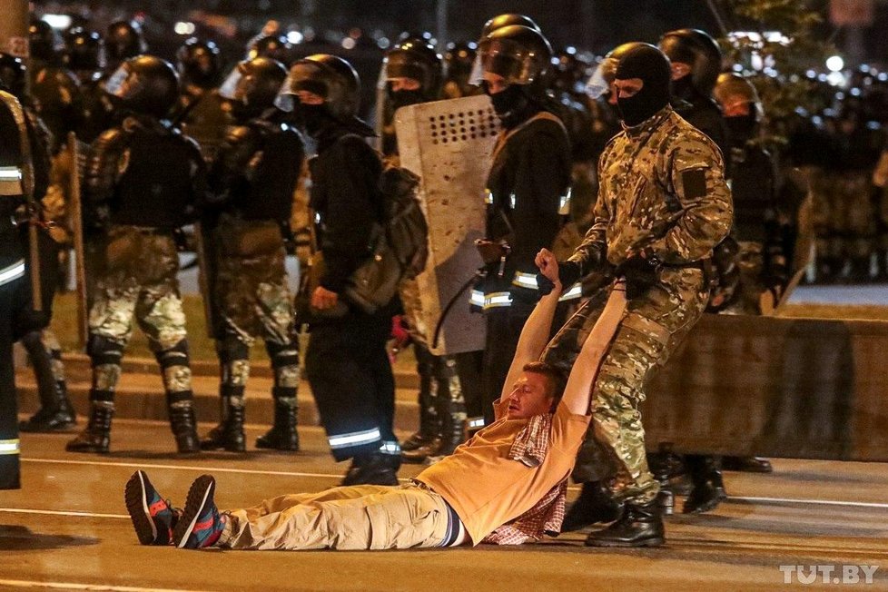 Policie tvrdě zasáhla proti demonstrantům v Minsku.