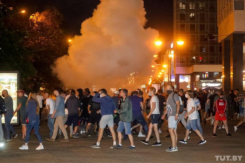 Policie tvrdě zasáhla proti demonstrantům v Minsku.