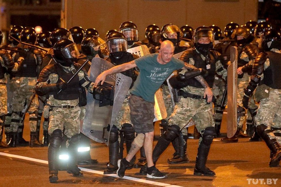 Policie tvrdě zasáhla proti demonstrantům v Minsku.