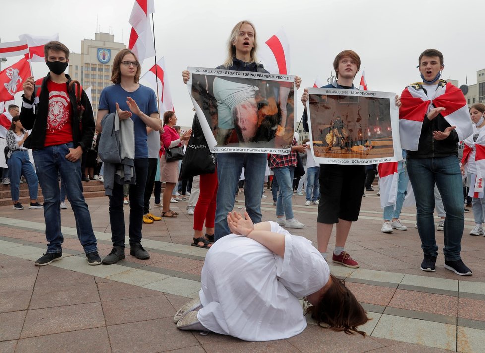 Do ulic Minsku znovu vyšly desítky tisíc lidí. (23.8.2020)