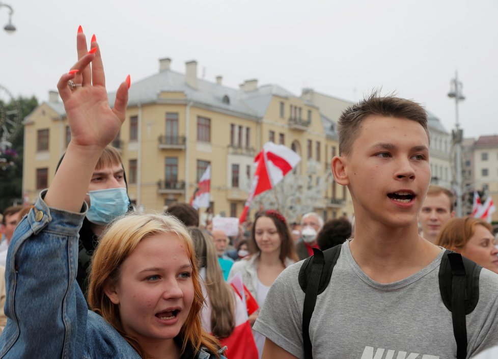 Do ulic Minsku znovu vyšly desítky tisíc lidí. (23.8.2020)