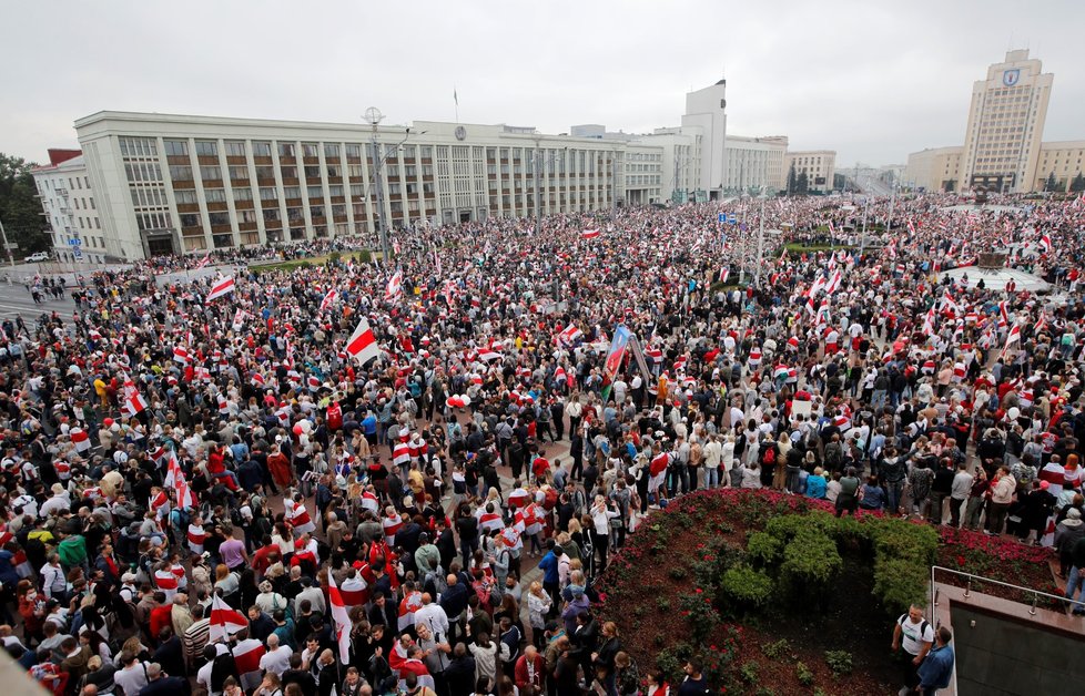 Do ulic Minsku znovu vyšly desítky tisíc lidí. (23.8.2020)