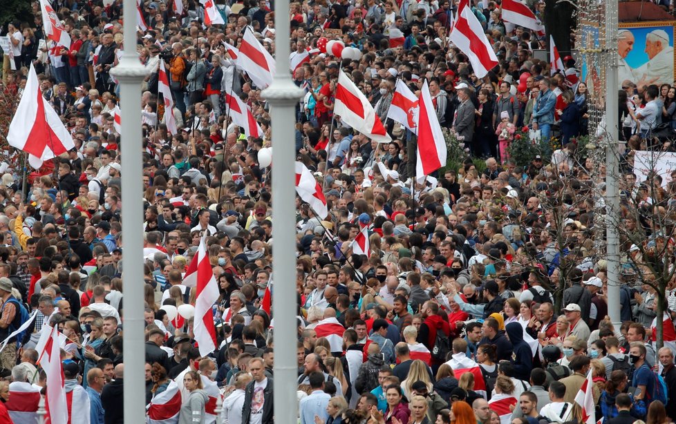 Do ulic Minsku znovu vyšly desítky tisíc lidí. (23.8.2020)