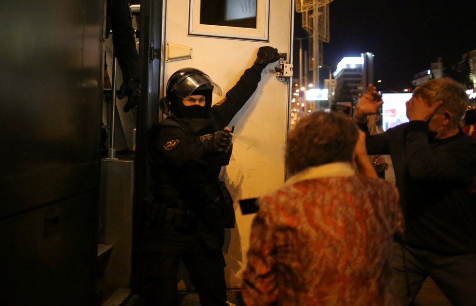 Policie znovu tvrdě zasáhla roti demonstrantům v Bělorusku.