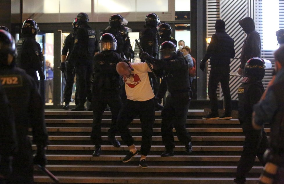 Policie znovu tvrdě zasáhla roti demonstrantům v Bělorusku.