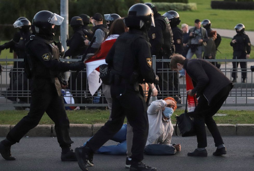 Policie znovu tvrdě zasáhla proti demonstrantům v Bělorusku.