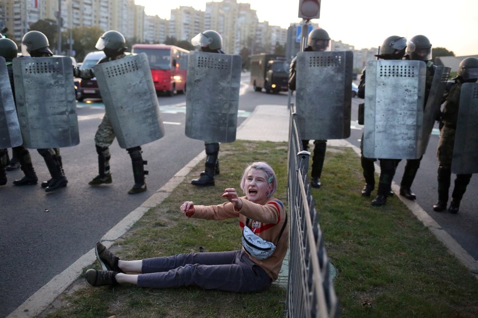 Policie znovu tvrdě zasáhla proti demonstrantům v Bělorusku.