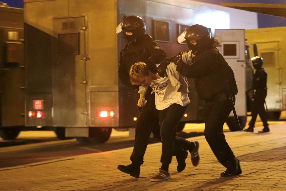 Policie znovu tvrdě zasáhla proti demonstrantům v Bělorusku.