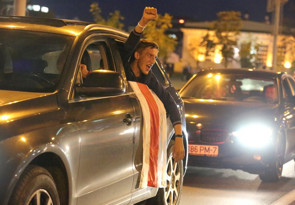 Policie znovu tvrdě zasáhla proti demonstrantům v Bělorusku.