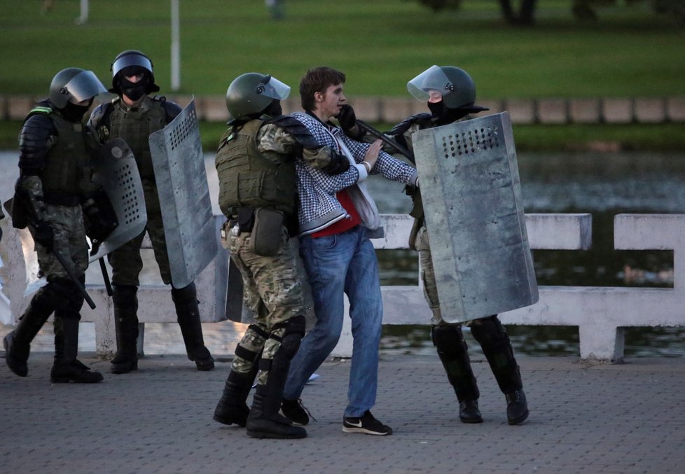 Policie znovu tvrdě zasáhla proti demonstrantům v Bělorusku.