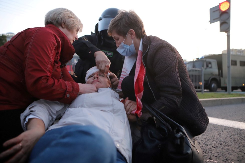 Policie znovu tvrdě zasáhla proti demonstrantům v Bělorusku.