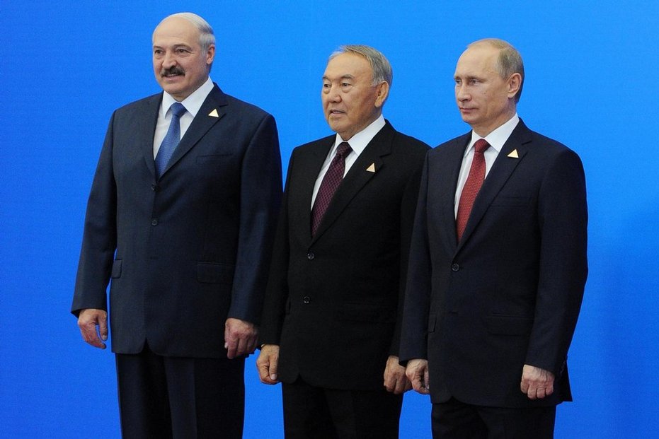 Běloruský prezident Alexandr Lukašenko, kazašský prezident Nursultan Nazarbajev a ruský prezident Vladimir Putin