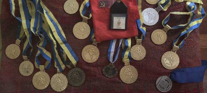 Nalezené medaile sovětského brankáře Bělošejkina