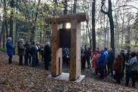 Křížová cesta v Bělském lese: Novou stezku zdobí 14 zastavení z modřínu a kovu
