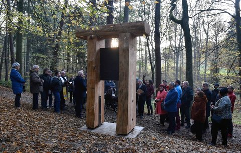 Křížová cesta v Bělském lese: Novou stezku zdobí 14 zastavení z modřínu a kovu