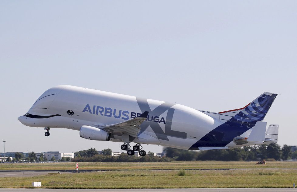 Z letiště v Toulouse poprvé vzlétl nový model obřího nákladního letounu Airbus Beluga XL. Oproti svému předchůdci je o 30 procent větší (19.7. 2018).