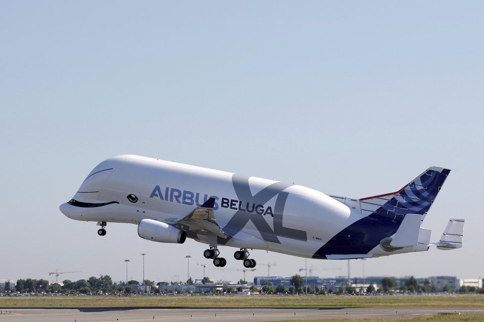 Z letiště v Toulouse poprvé vzlétl nový model obřího nákladního letounu Airbus  Beluga XL. Oproti svému předchůdci je o 30 procent větší (19.7 2018)