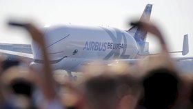 Z letiště v Toulouse poprvé vzlétl nový model obřího nákladního letounu Airbus Beluga XL. Oproti svému předchůdci je o 30 procent větší (19.7. 2018).