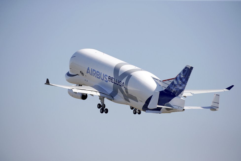 Z letiště v Toulouse poprvé vzlétl nový model obřího nákladního letounu Airbus Beluga XL. Oproti svému předchůdci je o 30 procent větší (19.7. 2018).