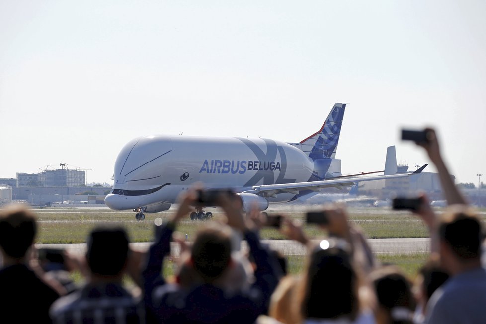 Z letiště v Toulouse poprvé vzlétl nový model obřího nákladního letounu Airbus Beluga XL. Oproti svému předchůdci je o 30 procent větší (19.7. 2018).