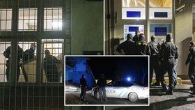 Kvůli vzpouře několika stovek vězňů v Bělušicích policie obvinil dva muže. Za mřížemi mohou zůstat o 3 až 10 let déle.