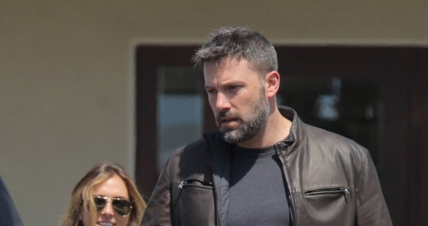 Affleck tráví čas s touto sexy chůvou.