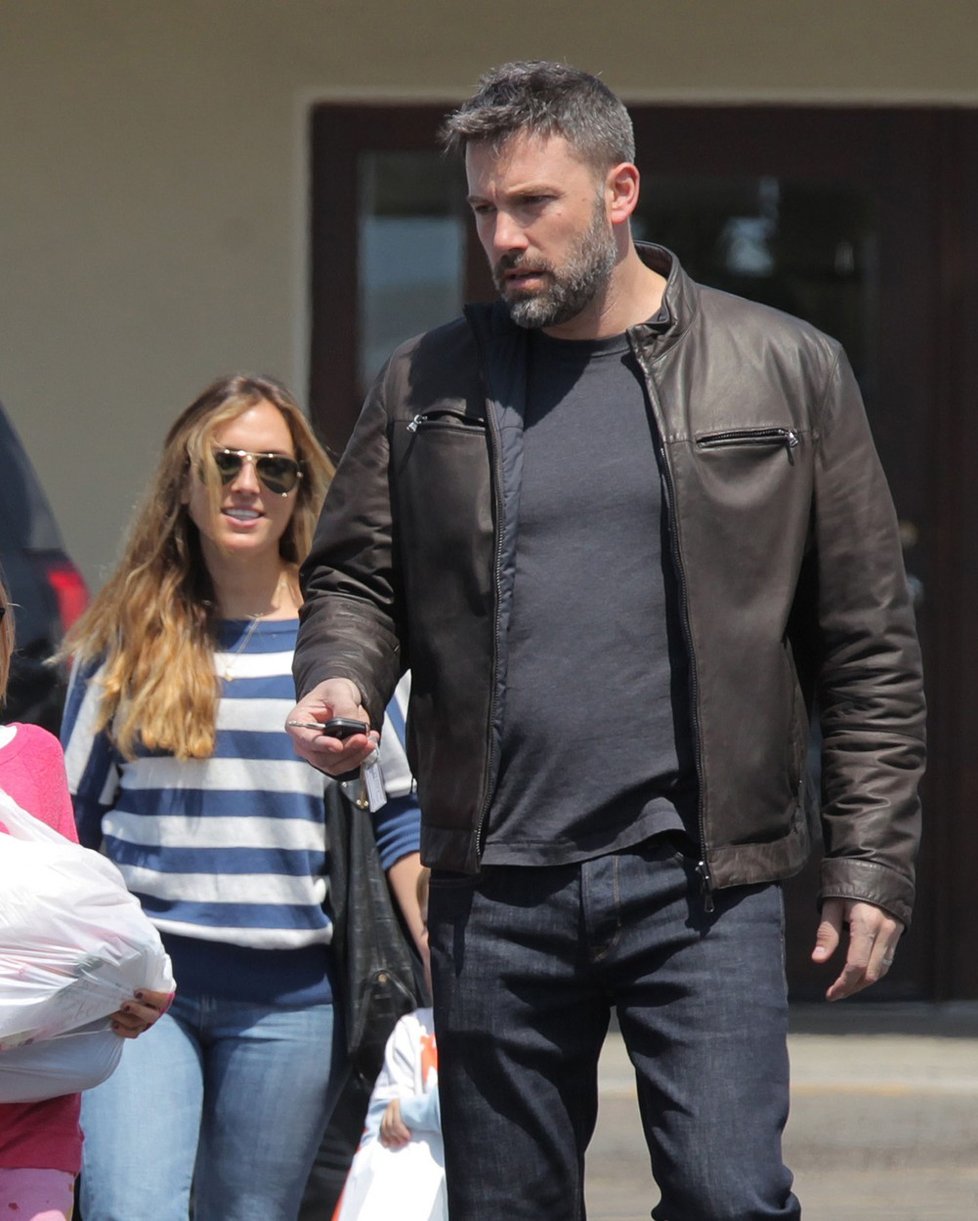 Affleck tráví čas s touto sexy chůvou.