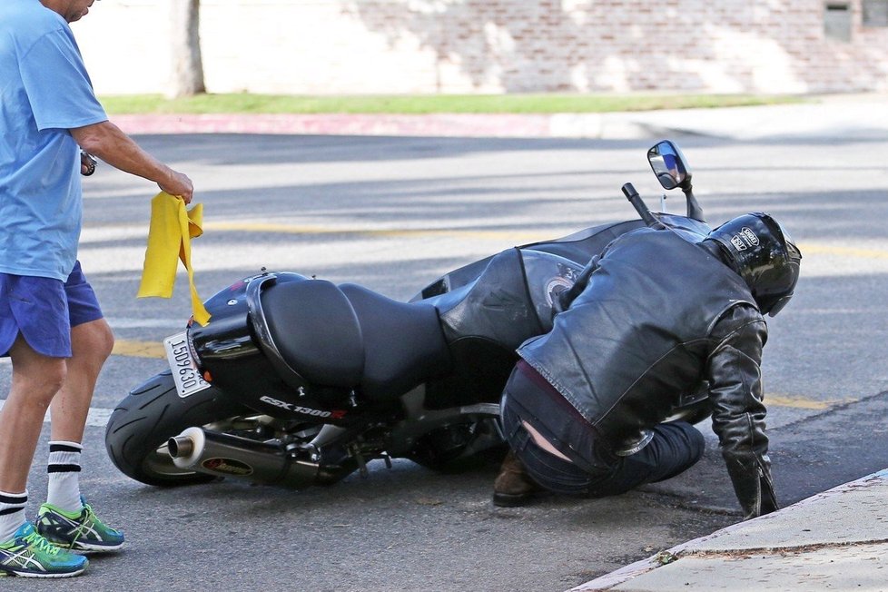 Ben Affleck nezvládl zatáčku a spadl z motorky.