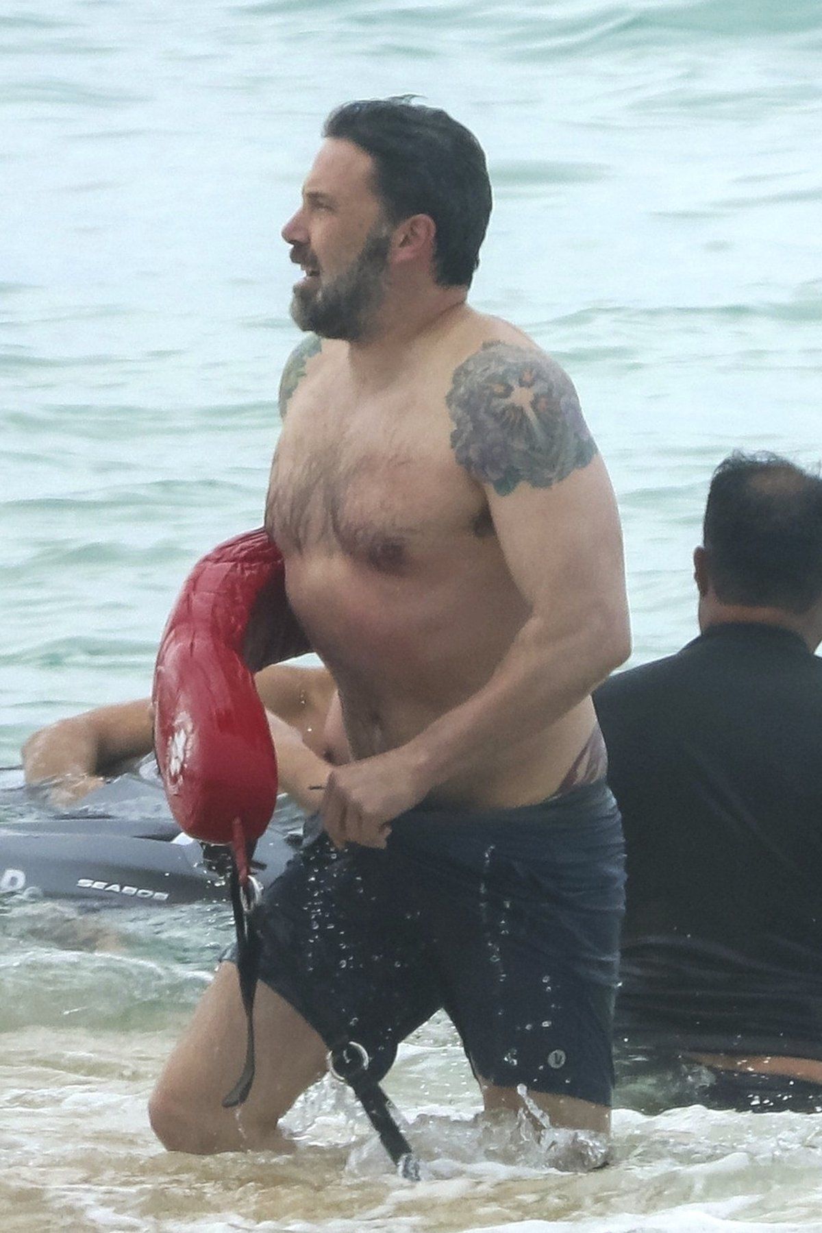 Na pláži v Honolulu, kde právě natáčí nový thriller, ukjázal herec tetování v plné kráse.
