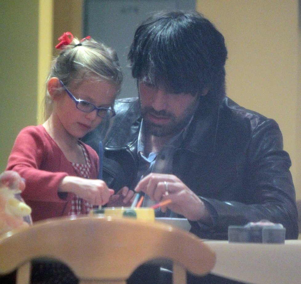 Ben Affleck maluje s dcerkou Violet.