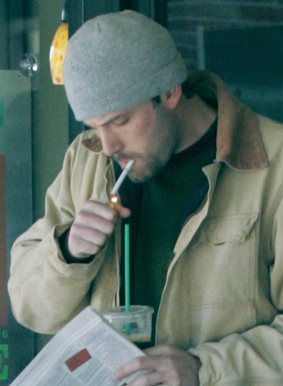 Ben Affleck a jeho ranní cigareta.